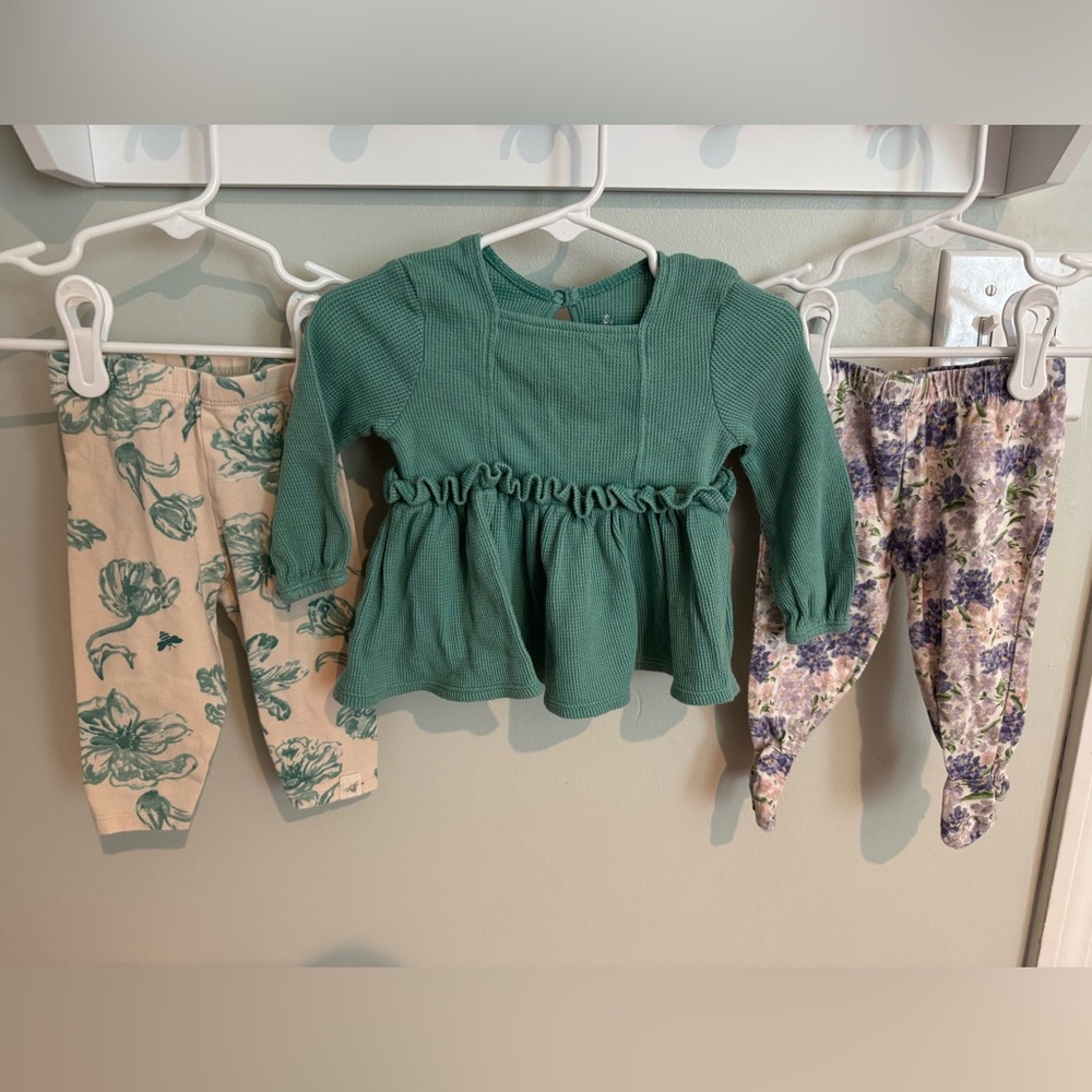 0-3 months- Burt's Bees Baby Floral Print Outfit